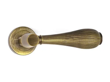 HARMONY - Brass door handle on rose by Fama International - view 2
